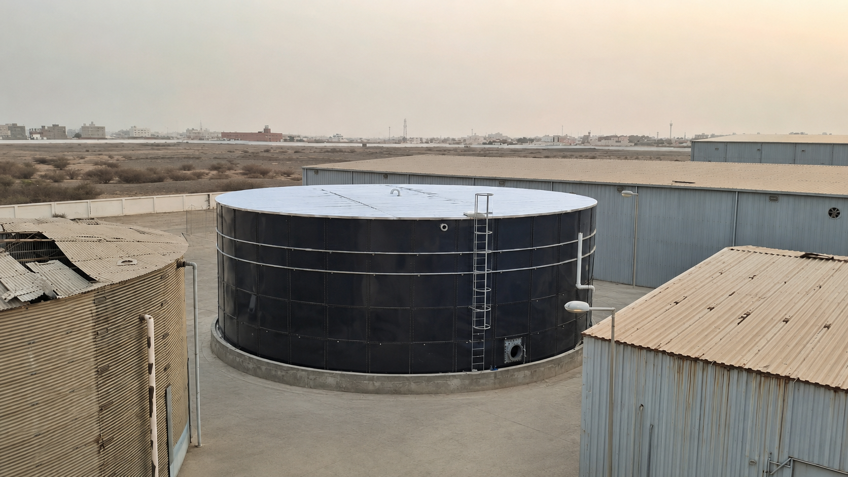 ถัง NAVA Glass-Fused-to-Steel พร้อมหลังคาโลหะและบันไดทางขึ้นในโครงการต่างประเทศ